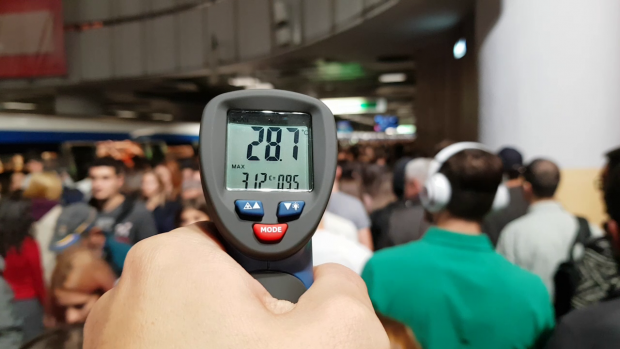 VIDEO | De la 7 grade afară la 32 de grade în metrou! Metrorex ține peste o jumătate de milion de oameni în condiții de Sahara!