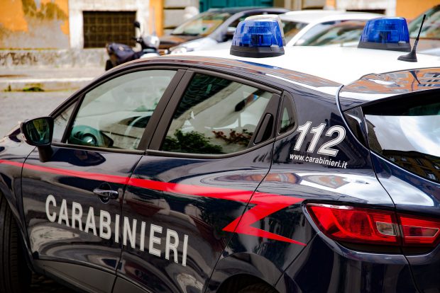 Româncă însărcinată, bătută și jefuită de carabinieri falși în Roma