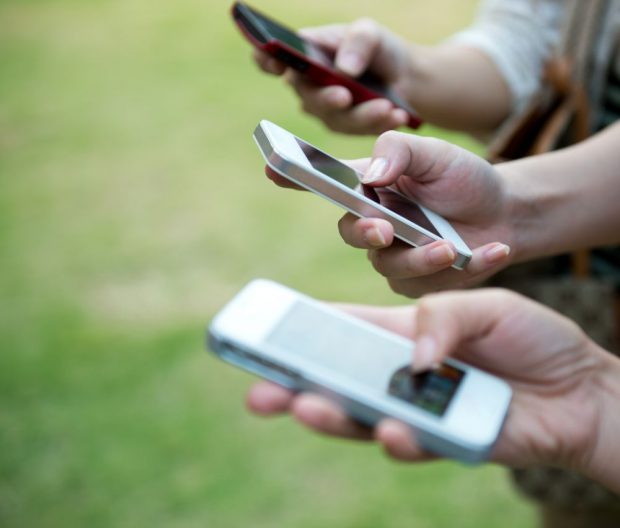 Studiu: 70% dintre copii petrec cel puţin trei ore pe dispozitivele online. Cei mici preiau comportamentul părinţilor