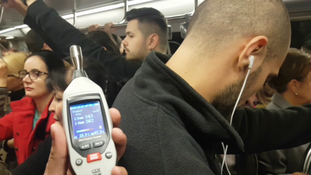 Aceasta este cantitatea de pulberi în suspensie PM10 şi PM2.5 indicată de aparatul de specialitate, într-un vagon de metrou, între staţiile Piaţa Unirii şi Universitate