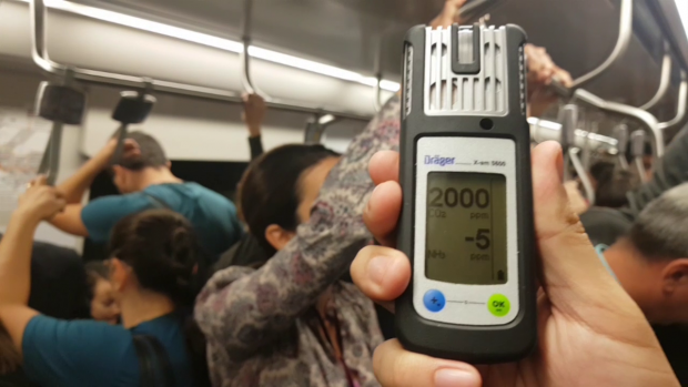 Nivelul de dioxid de carbon (CO2) din vagonul de metrou a atins pragul de 2000ppm, în condiţiile în care specialiştii recomandă ca în spaţiile închise acesta să nu treacă de 1000ppm