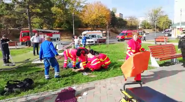 VIDEO&FOTO/Doi muncitori de la Apă Canal Galați au căzut într-un canal. Cei doi leșinaseră din cauza fermentației apelor uzate