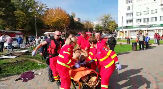 VIDEO&FOTO/Doi muncitori de la Apă Canal Galați au căzut într-un canal. Cei doi leșinaseră din cauza fermentației apelor uzate