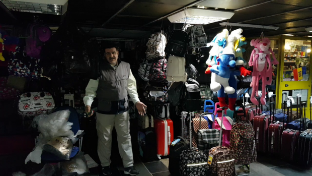 VIDEO/ Inventivitatea comercianţilor nu are limite! Ideea genială găsită de patronul unui magazin de la metrou, după ce Metrorex i-a tăiat curentul