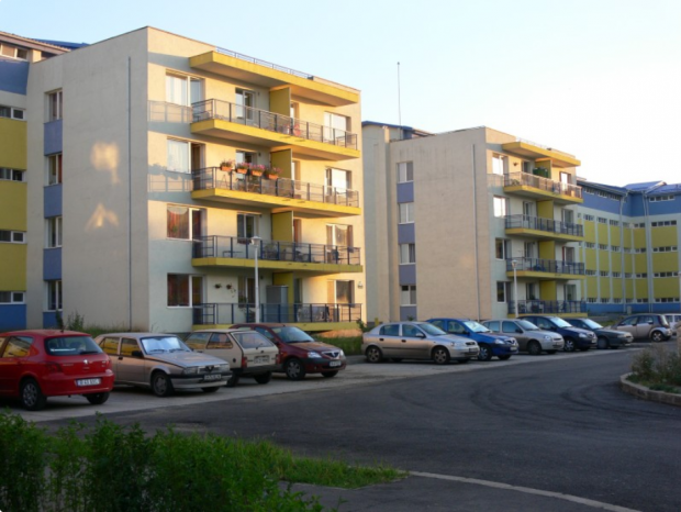 Stricăciuni de 1,5 milioane de euro de la grătare! Primăria Sectorului 6 cheltuiește o avere ca să repare acoperișurile unor blocuri ANL degradate de locuitorii care fac fripturi pe terase