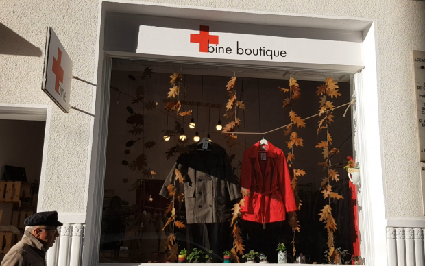 REPORTAJ/ Mai bine vinzi un costum Armani, decât să-l donezi sinistraților. Bine Boutique, primul magazin social al Crucii Roșii - VIDEO