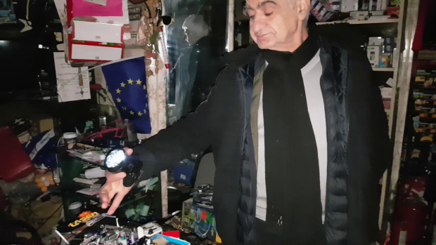 VIDEO/ Inventivitatea comercianţilor nu are limite! Ideea genială găsită de patronul unui magazin de la metrou, după ce Metrorex i-a tăiat curentul