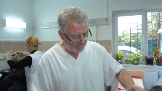 VIDEO/ 6 lei vopsitul, o poveste bacșișul! Bătrânii merg să se aranjeze pe strada Amurgului, la frizeria Omenia