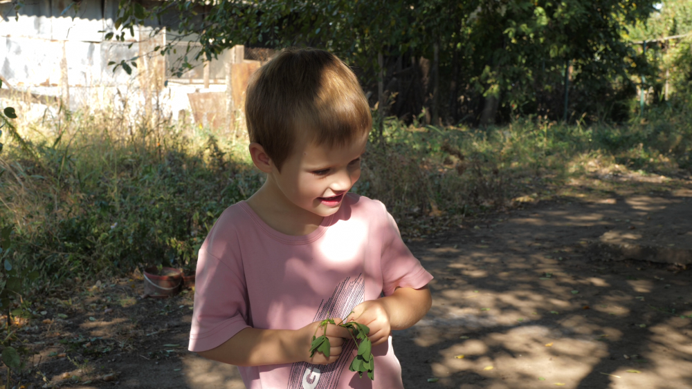 CENTENAR SOLIDAR/ Visul unei nopți de iarnă: un acoperiș deasupra capului și un ursuleț de pluș nou-nouț. O familie din Lehliu Gară trăiește într-o casă de rugăciuni - VIDEO