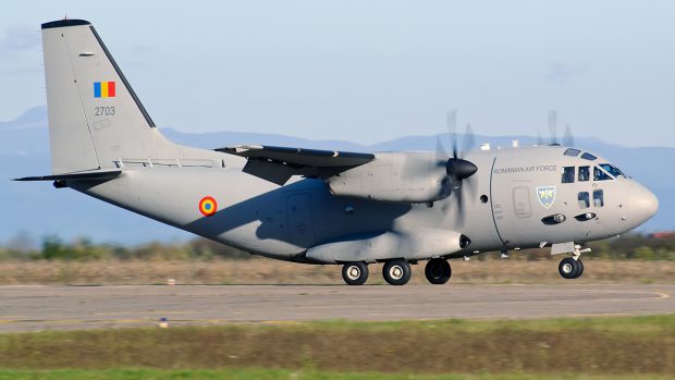 MApN: Doi ucraineni, aduși la București pentru recuperare medicală de Forțele Aeriene Române