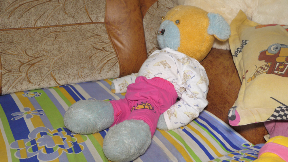 CENTENAR SOLIDAR/ Visul unei nopți de iarnă: un acoperiș deasupra capului și un ursuleț de pluș nou-nouț. O familie din Lehliu Gară trăiește într-o casă de rugăciuni - VIDEO