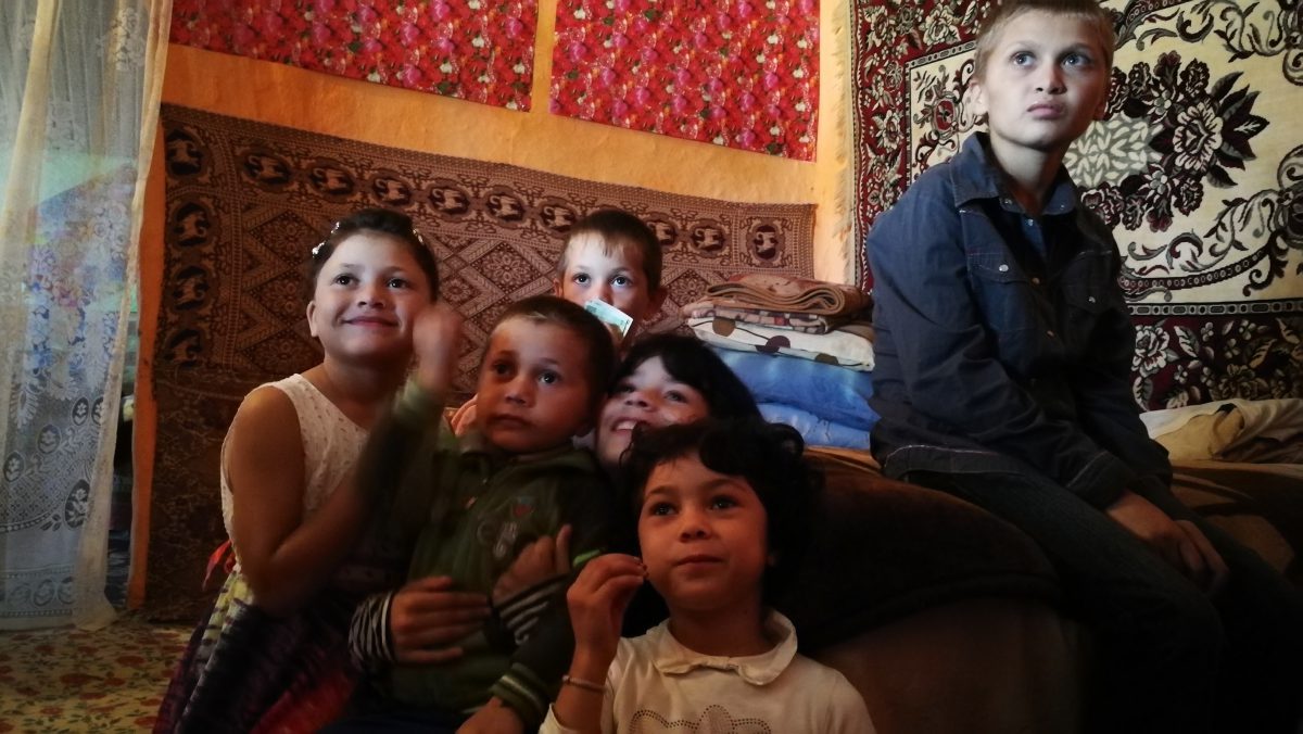 VIDEOREPORTAJ/ Campania Libertatea „Centenar Solidar” a început. Opt copii, o cameră, nici o jucărie, dar multe visuri