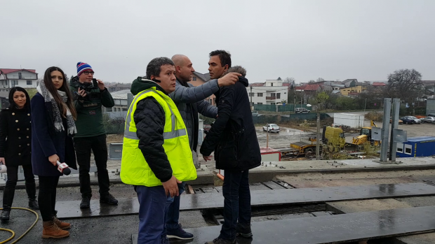 Jurnalişti bruscaţi şi somaţi să plece de pe şantierul A3, după ce ministrul a plecat, fiindcă au vrut să stea de vorbă cu muncitorii