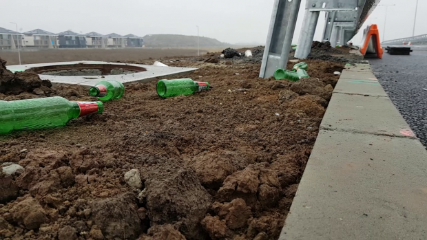 VIDEO/ Drumul de legătură cu autostrada A3 nu se deschide nici pe 1 decembrie, pentru că nu sunt montate panourile de antifonare. Ministrul Transporturilor: "Au fost probleme de lene"