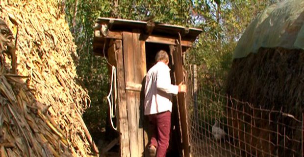 Poliția Botoșani a pus anunț pentru cumpărarea a 6 WC-uri din lemn de rășinoase pentru sediile din mediul rural