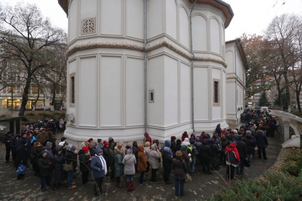 De ce nu se cere certificat verde în biserică. Arafat: „Activitatea religioasă s-a considerat esențială, ca mersul la alimentară, la farmacie”