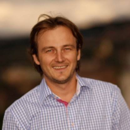 Abonat la primăriile prietene. Omul care a luat 2.000.000 de euro pentru a orna Capitala de Crăciun vindea direct la primăria lui Muntean, socrul directorului Corbu, și apoi la primăria lui Pandele, vecinul directorului!