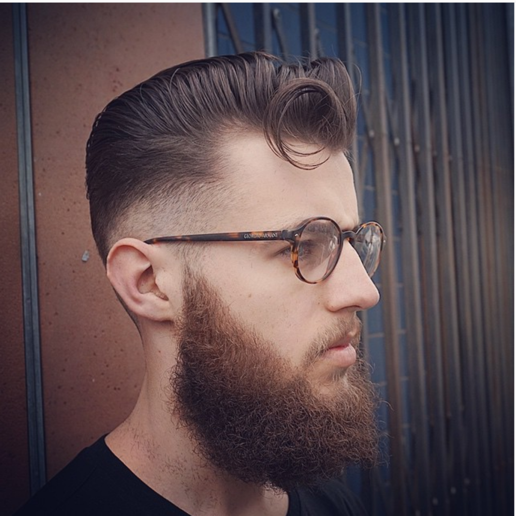 Moș Crăciun are barbă și o întreține pe furiș