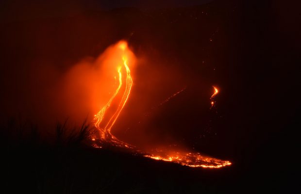 VIDEO | Imagini spectaculoase cu erupția vulcanului Etna