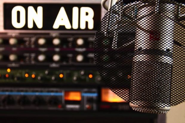 Postul public de radio din Iași face propagandă contra vaccinării pe contul oficial de Facebook
