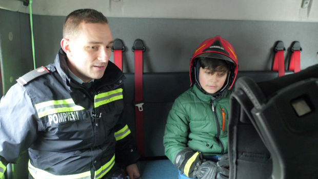 REPORTAJ | Vis de copil. Ziua în care Mihnea (11 ani) a devenit pompier pentru câteva ore