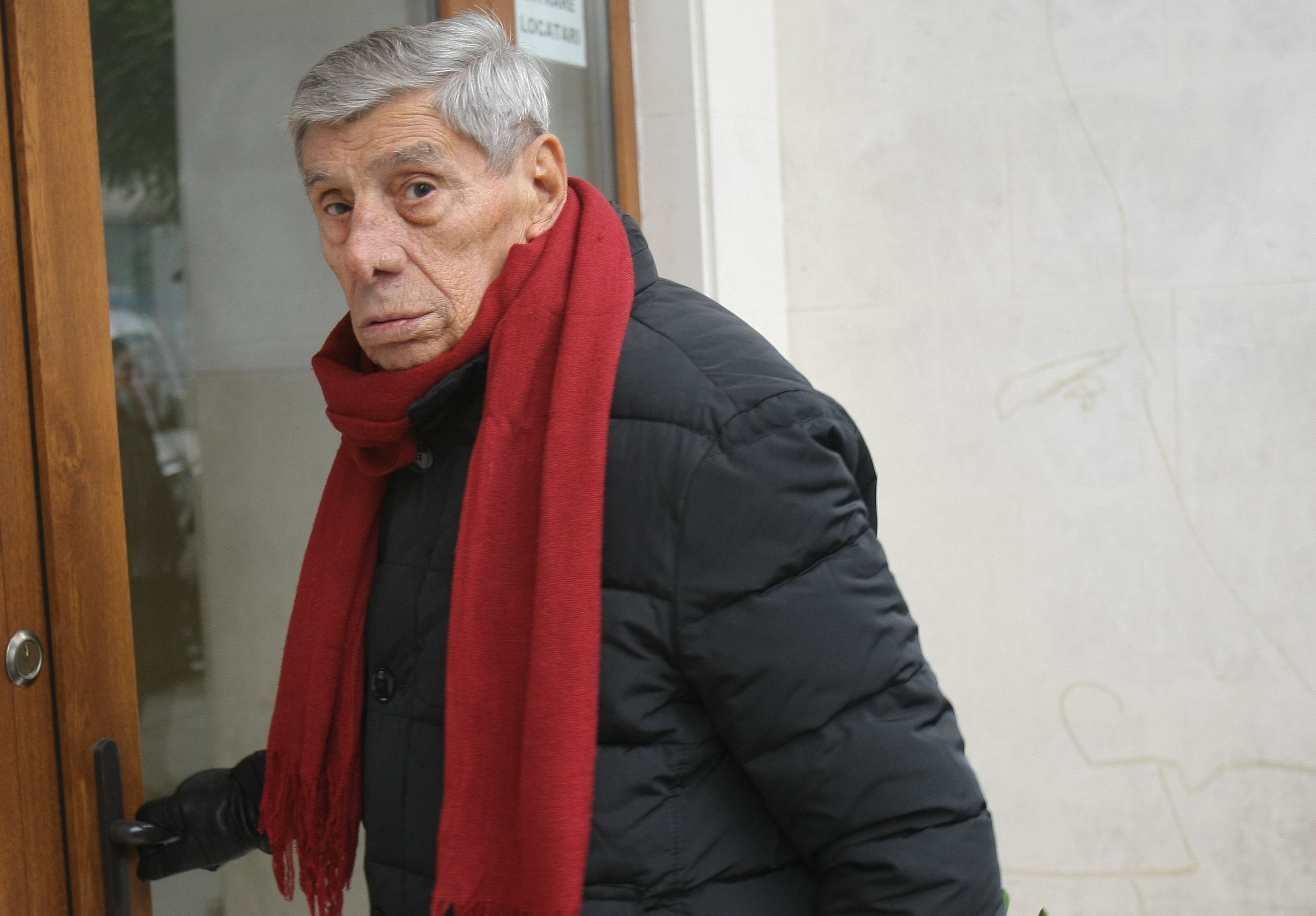 Mitică Popescu rezolvă integrame din Libertatea la cafea