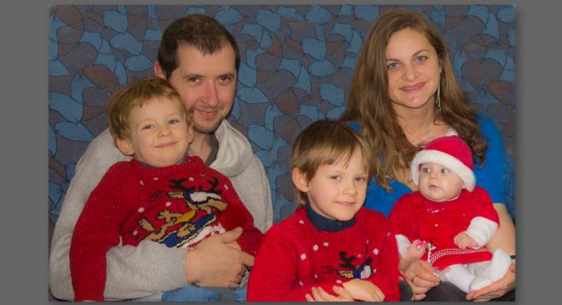 Robert Zicman, împreună cu mama, tatăl fratele şi surioara sa, într-o fotografie de Crăciun