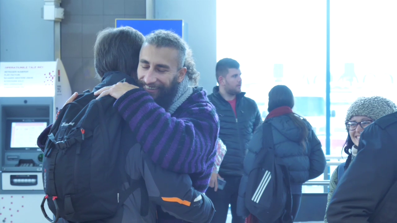 VIDEO/ Se întorc românii acasă de Crăciun! Filmul emoționant de pe Otopeni, care a devenit viral pe net!