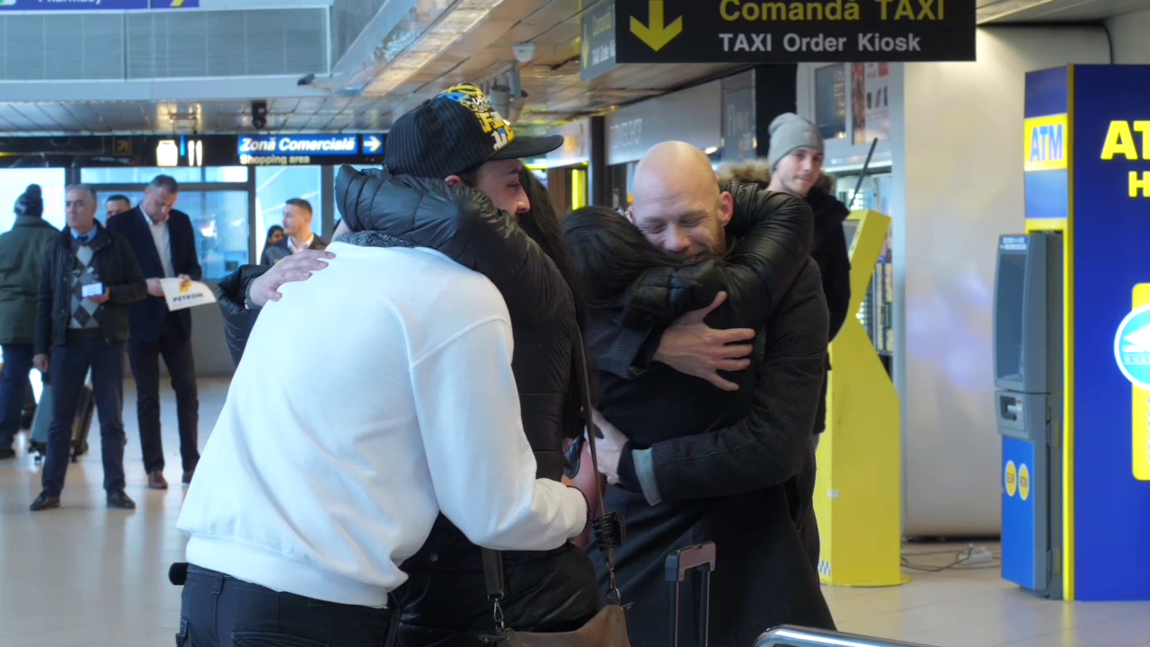 VIDEO/ Se întorc românii acasă de Crăciun! Filmul emoționant de pe Otopeni, care a devenit viral pe net!