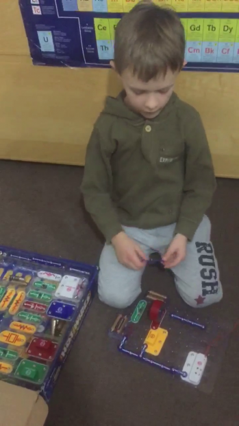 VIDEO | Robert Zicman, copilul genial al României, construieşte un radio în 90 de secunde. Tocmai a împlinit 7 ani!