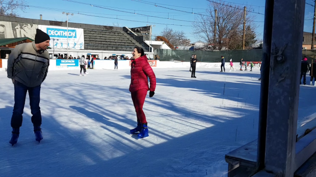 VIDEO | A doua zi de Crăciun, la patinoar sau în parc: "Era prea frumos să stăm în casă"!
