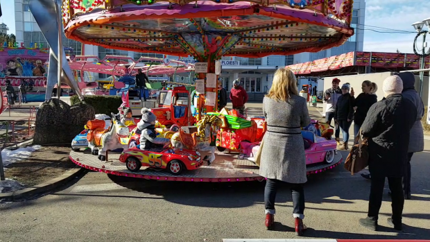 VIDEO | A doua zi de Crăciun, la patinoar sau în parc: "Era prea frumos să stăm în casă"!