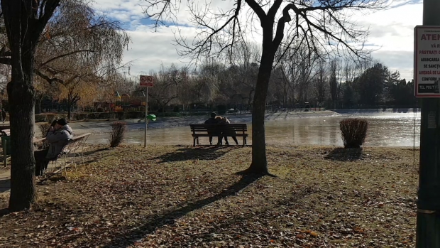 VIDEO | A doua zi de Crăciun, la patinoar sau în parc: "Era prea frumos să stăm în casă"!