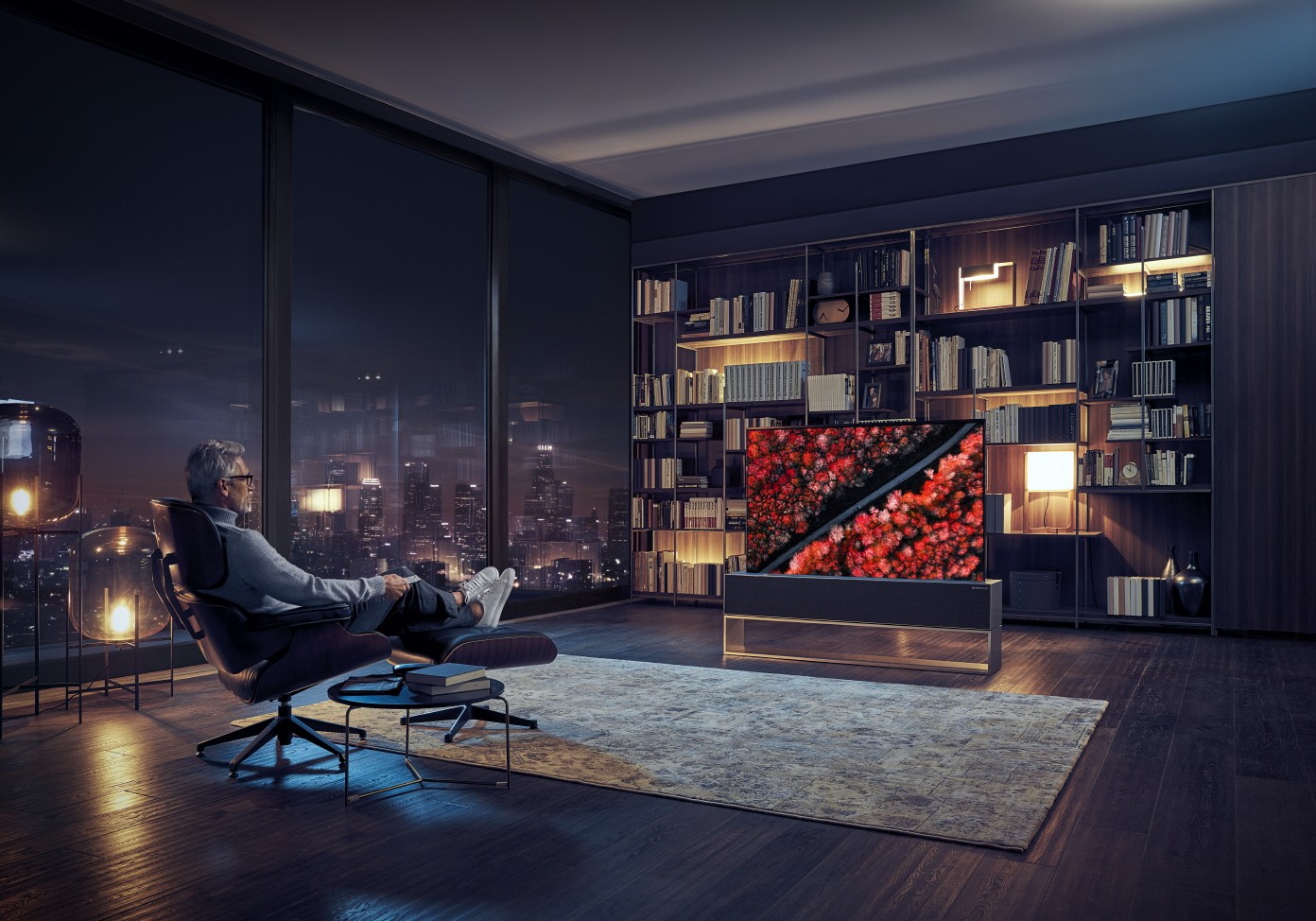 LG OLED TV R, un televizor care se rulează ca un ziar, prezentat la CES 2019