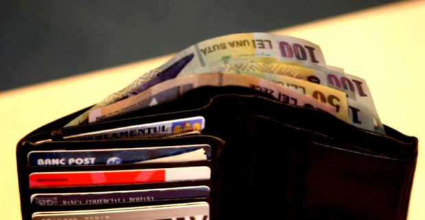 Două femei au găsit o borsetă cu aproape 12.000 de lei pe un drum din Vrancea. Ce a urmat