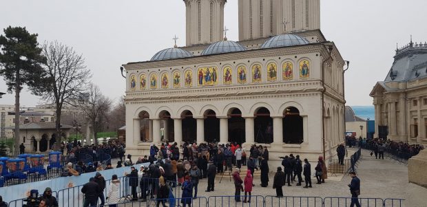 Ce spune Patriarhia Română despre accesul în biserică cu certificat verde