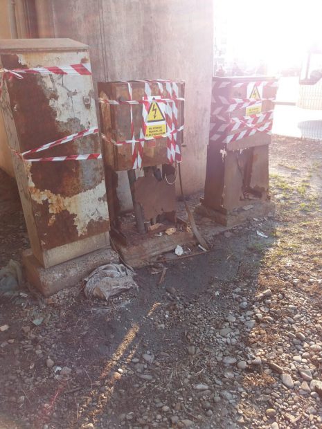După ce problema a fost semnalată Enel, doi tehnicieni ai ompaniei de electricitate au sigilat temporar cele trei panouri