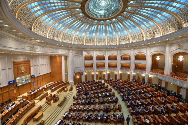 137 de parlamentari din coaliția PNL-PSD-UDMR vor să dea liber la achizițiile publice fără licitație până la 5 milioane de lei