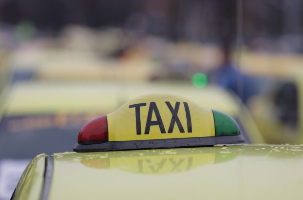 Adolescent de 17 ani, bătut de un taximetrist după ce a refuzat să achite cursa