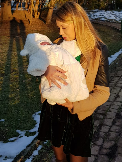 Andreea și Cabral i-au făcut cunoștință fiicei lor cu câinii familiei