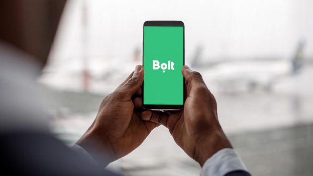 Șofer de Bolt din Iași, bătut de trei clienți după ce le-a cerut să poarte mască de protecție