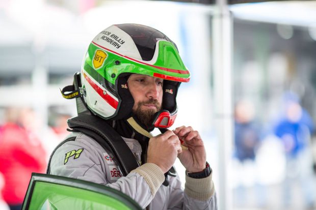 Imagine Stire VIDEO/ Dani Oțil este pilot de living. „Ne pregătim de SimRacing, unde încerc să mă calific” | 2review.ro