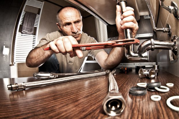 Se caută 1.000 de muncitori calificați. Cât câștigă un instalator, un electrician sau un reparator de frigidere în România