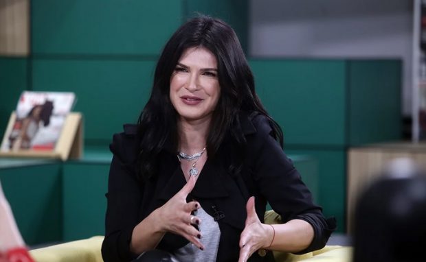 Imagine Stire Izolarea își spune cuvântul! Monica Bârlădeanu: „Am tresărit când m-am văzut din nou machiată ca-n vremurile bune” | 2review.ro