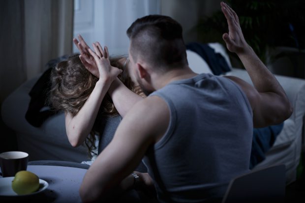 Cinci femei au fost ucise în fiecare oră, anul trecut, de parteneri sau membri ai familiei, arată un raport ONU