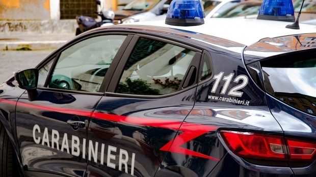 Trei români au bătut un bătrân din Italia, pentru o brățară și un lănțișor. Victima a murit la spital