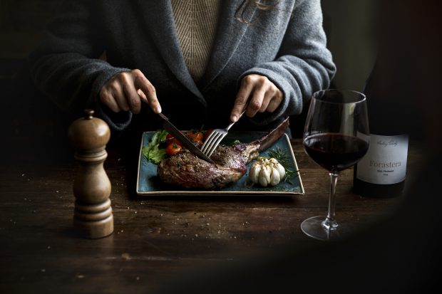 Cum să marinezi corect carnea de miel ca să-ți iasă o friptură fragedă și bună