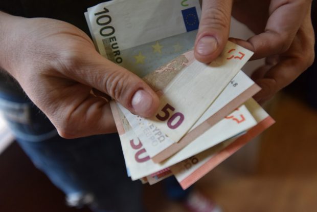 Analiști: Euro ar putea trece de pragul psihologic de 5 lei. Care sunt cauzele