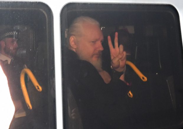 Răsturnare de situație în cazul Assange: poate fi extrădat în SUA, a decis o instanță. Decizia nu e definitivă