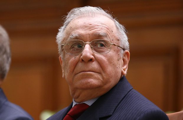 Dosarul Revoluţiei, în care Ion Iliescu e acuzat de infracțiuni contra umanității, se reia de la zero